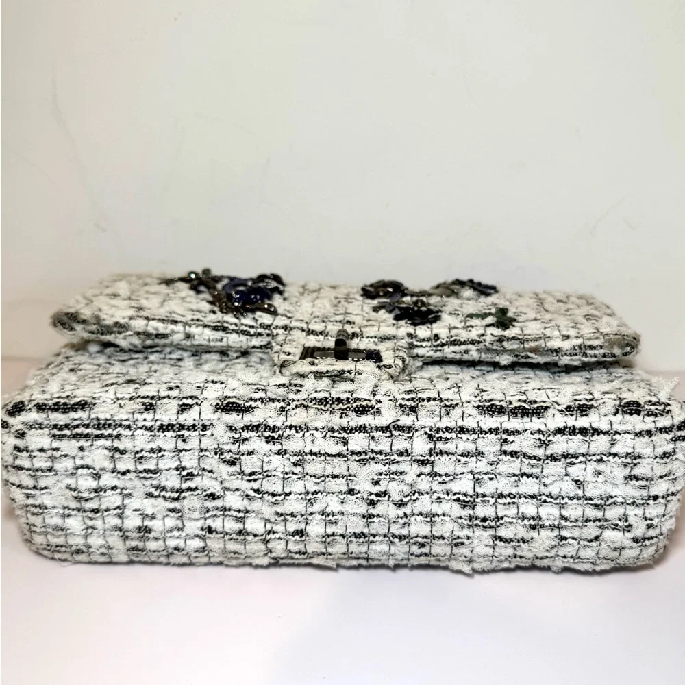 Rare Chanel 2.55 Garden Party CC Logo Charms Flap Bag In White & Black Tweed - Picture 10 of 16